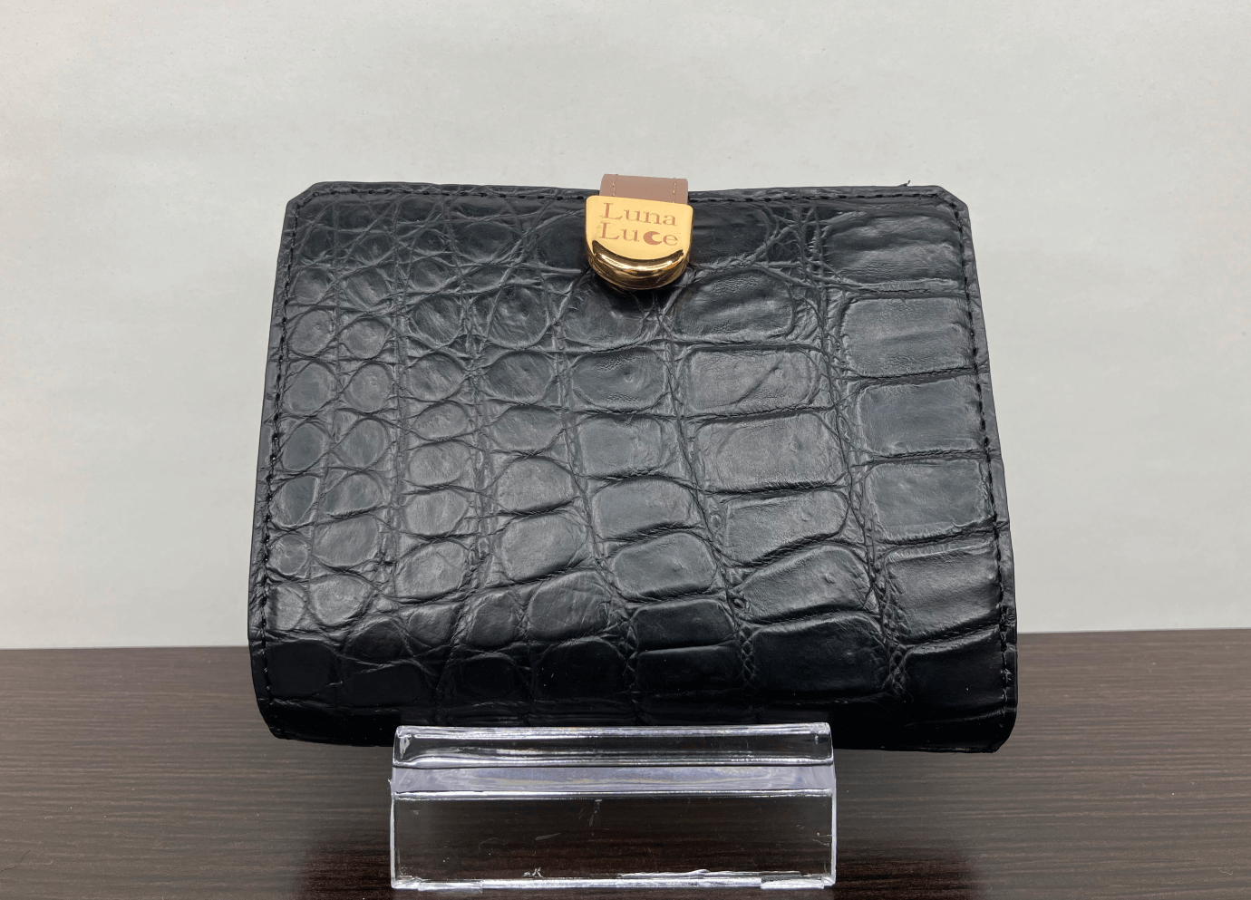 マットクロコダイル二つ折り財布の画像
